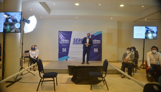 Con un desangelado evento, el diputado local panista con licencia, Sergio Hernández, inició oficialmente su precampaña en busca de la candidatura de su partido a la alcaldía de Xalapa. Debido a la pandemia, no le acompañaron las doñitas que han sido favorecidas con el espacio en las casas de manualidades donde se ha promocionado desde la legislatura pasada.