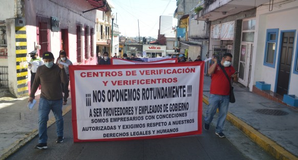 Concesionarios  de Verificentros marcharon por el centro de Xalapa para realizar clausura simbólica de las oficinas de SEDEMA, inconformes por las nuevas disposiciones para el cobro de verificación vehicular. 