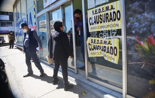 Concesionarios  de Verificentros marcharon por el centro de Xalapa para realizar clausura simbólica de las oficinas de SEDEMA, inconformes por las nuevas disposiciones para el cobro de verificación vehicular. 