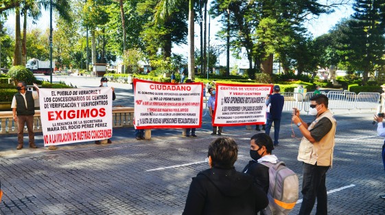 Concesionarios  de Verificentros marcharon por el centro de Xalapa para realizar clausura simbólica de las oficinas de SEDEMA, inconformes por las nuevas disposiciones para el cobro de verificación vehicular. 