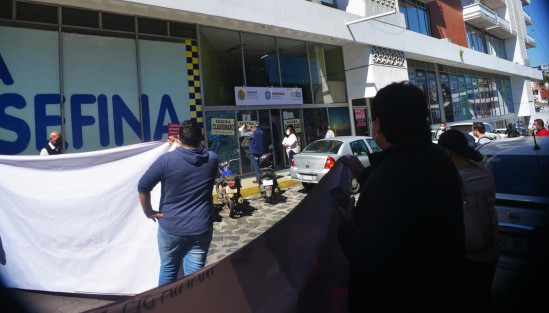 Como se recordará, el Gobierno del Estado, a través de Finanzas, será ahora quien cobre el servicio de verificación y pagará a concesionarios por cada servicio lo que les corresponde, lo cual ha incomodado a los empresarios quienes anteriormente cobraban a automovilistas y posteriormente entregaban el impuesto a Finanzas.