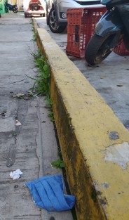 Pese a que cada día es más común ver en las calles cubrebocas tirados, las autoridades no han alzado la voz para invitar a los ciudadanos a eliminar esta práctica que afecta a la salud de las personas y del medio ambiente.