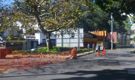 Por los trabajos de repavimentación de la avenida Arco Sur,  desde hoy está cerrado el tramo que comprende de Desiderio Pavón y hasta la entrada a Mascareñas justo para entrar a la Colonia los Coralillos, tome sus precauciones y salga con mucha paciencia.