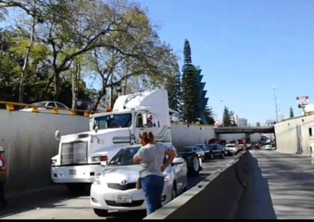 Fuerte accidente  en la avenida Lázaro Cárdenas, aproximadamente a la altura donde esta la Araucaria, en la parte de abajo del puente.