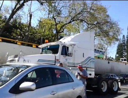 Fuerte accidente  en la avenida Lázaro Cárdenas, aproximadamente a la altura donde esta la Araucaria, en la parte de abajo del puente.