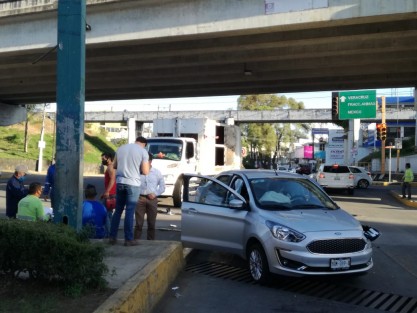 En otro accidente suscitado este jueves en Xalapa, un camión de limpia pública del Ayutamiento de Xalapa chocó con un vehículo particular, en la avenida Murillo Vidal y Circuito Presidentes.  

