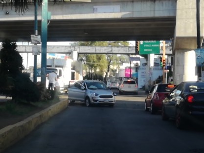 En otro accidente suscitado este jueves en Xalapa, un camión de limpia pública del Ayutamiento de Xalapa chocó con un vehículo particular, en la avenida Murillo Vidal y Circuito Presidentes.  
