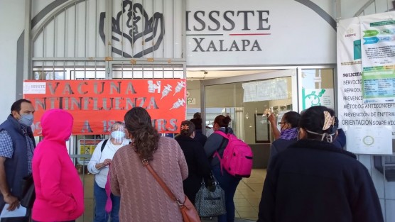 Derechohabientes del ISSSTE que llegaron a la Unidad de Medicina Familiar desde las 4:30 am y al llegar al mostrador les dijeron que no había médicos para atenderlos ni tampoco medicamentos, bloqueron por algunos minutos la avenida Orizaba hasta que salió personal a atenderlos.