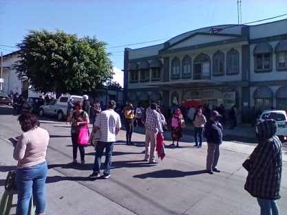 Derechohabientes del ISSSTE que llegaron a la Unidad de Medicina Familiar desde las 4:30 am y al llegar al mostrador les dijeron que no había médicos para atenderlos ni tampoco medicamentos, bloqueron por algunos minutos la avenida Orizaba hasta que salió personal a atenderlos.
