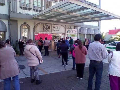 Derechohabientes del ISSSTE que llegaron a la Unidad de Medicina Familiar desde las 4:30 am y al llegar al mostrador les dijeron que no había médicos para atenderlos ni tampoco medicamentos, bloqueron por algunos minutos la avenida Orizaba hasta que salió personal a atenderlos. 