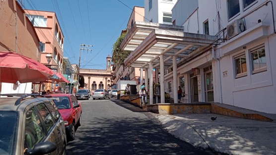 Trabajadores de obra dieron el ejemplo de que cuando se quiere se puede, y en tan sólo dos días repavimentaron el tramo dañado de la calle Alonso Güido, dejando así constancia de que querer es poder.
