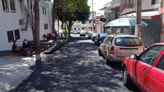 Trabajadores de obra dieron el ejemplo de que cuando se quiere se puede, y en tan sólo dos días repavimentaron el tramo dañado de la calle Alonso Güido, dejando así constancia de que querer es poder.