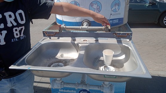 Así lucen unos de los lavamanos que se encuentra en Los Lagos, sin agua, jabón y sucios, en pleno pico de la pandemia. Así las ideas de nuestros legisladores federales. 