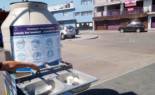 Así lucen unos de los lavamanos que se encuentra en Los Lagos, sin agua, jabón y sucios, en pleno pico de la pandemia. Así las ideas de nuestros legisladores federales. 