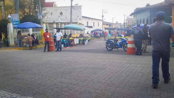 El Titular de Comercio en Teocelo, Ver.,, Francisco Villa Carrera en coordinación con PC y Seguridad Pública, supervisaron la actividad en el tianguis dominical en la calle Juárez y Zaragoza de la cabecera siguieran las medidas de prevención sanitarias; además dotaron de gel antibacterial en la entrada del Tianguis.