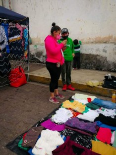 El Titular de Comercio en Teocelo, Ver.,, Francisco Villa Carrera en coordinación con PC y Seguridad Pública, supervisaron la actividad en el tianguis dominical en la calle Juárez y Zaragoza de la cabecera siguieran las medidas de prevención sanitarias; además dotaron de gel antibacterial en la entrada del Tianguis.
