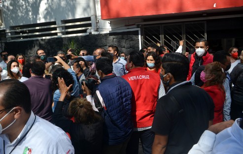 En medio de muy pocas de medidas sanitarias y de sana distancia, fieles a sus costumbres, este día se realizó registro de precandidatos a las diferentes alcaldías de Veracruz en el Partido Revolucionario Institucional (PRI).