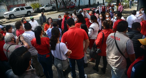 En medio de muy pocas de medidas sanitarias y de sana distancia, fieles a sus costumbres, este día se realizó registro de precandidatos a las diferentes alcaldías de Veracruz en el Partido Revolucionario Institucional (PRI).
