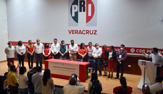 En compañía de amigos, familiares  y militantes priistas, David Velasco Chedraui, aspirante a la Alcaldía de Xalapa, acudió a registrar su precandidatura en la sede del PRI Estatal.