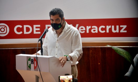 En compañía de amigos, familiares  y militantes priistas, David Velasco Chedraui, aspirante a la Alcaldía de Xalapa, acudió a registrar su precandidatura en la sede del PRI Estatal.