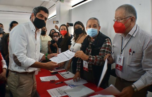En compañía de amigos, familiares  y militantes priistas, David Velasco Chedraui, aspirante a la Alcaldía de Xalapa, acudió a registrar su precandidatura en la sede del PRI Estatal.