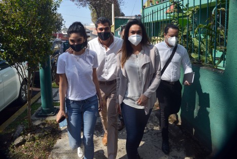 En compañía de amigos, familiares  y militantes priistas, David Velasco Chedraui, aspirante a la Alcaldía de Xalapa, acudió a registrar su precandidatura en la sede del PRI Estatal.