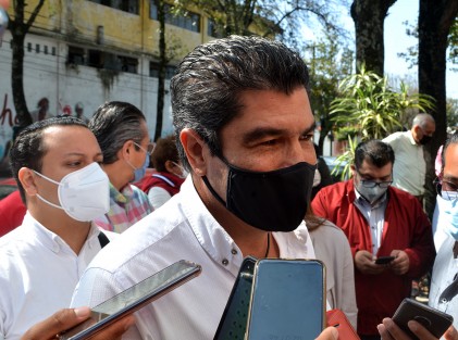 En compañía de amigos, familiares  y militantes priistas, David Velasco Chedraui, aspirante a la Alcaldía de Xalapa, acudió a registrar su precandidatura en la sede del PRI Estatal.