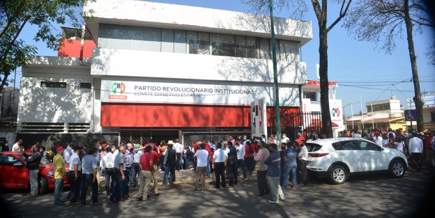 En compañía de amigos, familiares  y militantes priistas, David Velasco Chedraui, aspirante a la Alcaldía de Xalapa, acudió a registrar su precandidatura en la sede del PRI Estatal.