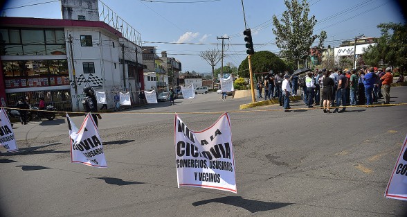 Vecinos de la avenida Ruiz Cortines bloquearon todos los carriles de dicha vía ante la inconformidad  de quedarse sin estacionamiento para sus negocios y en algunos casos su hogar, además comentan que los materiales con los que se construye la ciclovía son de pésima calidad y le auguran un buen futuro a este proyecto del alcalde Hipólito Rodríguez. 