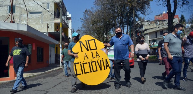 Vecinos de la avenida Ruiz Cortines bloquearon todos los carriles de dicha vía ante la inconformidad  de quedarse sin estacionamiento para sus negocios y en algunos casos su hogar, además comentan que los materiales con los que se construye la ciclovía son de pésima calidad y le auguran un buen futuro a este proyecto del alcalde Hipólito Rodríguez. 