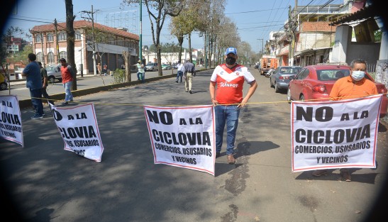 Vecinos de la avenida Ruiz Cortines bloquearon todos los carriles de dicha avenida ante la inconformidad  de quedarse sin estacionamiento para sus negocios y en algunos casos su hogar ademas comentan que los materiales con los que se construye la ciclovía de pésima calidad y le auguran un buen futuro a este proyecto del alcalde Hipolito Rodriguez.
