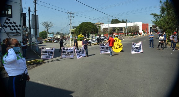 Vecinos de la avenida Ruiz Cortines bloquearon todos los carriles de dicha avenida ante la inconformidad  de quedarse sin estacionamiento para sus negocios y en algunos casos su hogar ademas comentan que los materiales con los que se construye la ciclovía de pésima calidad y le auguran un buen futuro a este proyecto del alcalde Hipolito Rodriguez.