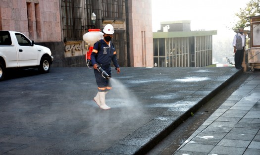 Como todos los lunes personal de protección civil fumiga las instalaciones del parque Juárez de la ciudad de Xalapa, esto para tratar de evitar contagios de COVID-19 entre los pocos visitantes.