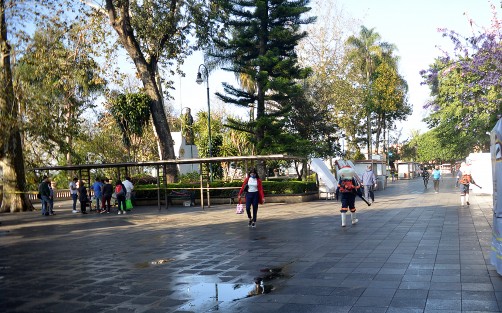 Como todos los lunes personal de protección civil fumiga las instalaciones del parque Juárez de la ciudad de Xalapa, esto para tratar de evitar contagios de COVID-19 entre los pocos visitantes.