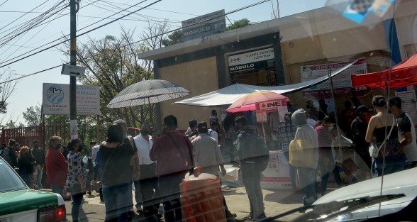 Una larga fila se puede observar en el módulo del INE de la avenida Ruiz Cortines,  ya que son los últimos días de regsitro y renovación de la credencial que es la principal identificación del país, debido a que este año hay elecciones.