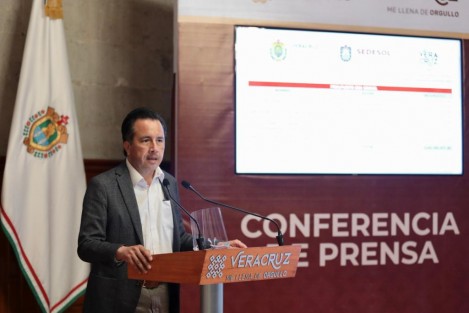 El Gobernador Cuitláhuac García Jiménez dijo que este año se destinarán más de mil millones de pesos a distintos programas de la Secretaría de Desarrollo Social (SEDESOL) y el Sistema Estatal para el Desarrollo Integral de la Familia (DIF) en beneficio de los sectores vulnerables, y con ello busca aminorar el impacto de la contingencia sanitaria por COVID-19.