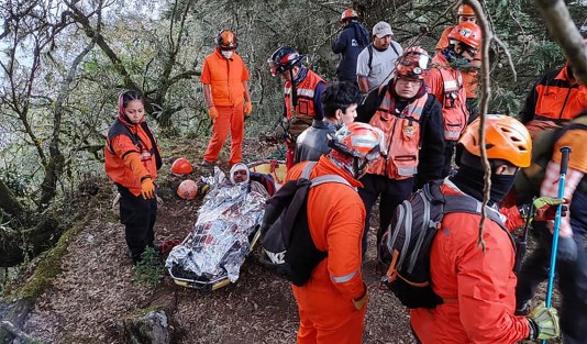 Aeronave del Gobierno del Estado realizó un traslado a la ciudad de Xalapa de un masculino que cayó a una barranca de aproximadamente 100 metros, cuando realizaba senderismo en la Sierra del Municipio de Tonayán gracias a las labores de los elementos de Escuadrón Nacional de Rescate, quienes trabajan voluntariamente, pudo ser rescatado.