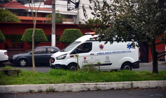 Aeronave del Gobierno del Estado realizó un traslado a la ciudad de Xalapa de un masculino que cayó a una barranca de aproximadamente 100 metros, cuando realizaba senderismo en la Sierra del Municipio de Tonayán gracias a las labores de los elementos de Escuadrón Nacional de Rescate, quienes trabajan voluntariamente, pudo ser rescatado.