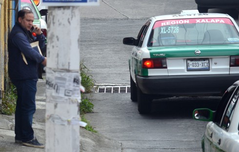 Uno de los hermanos Pola Estrada, que en su momento fueron diputados de LXIII legislatura, fue captado este día por la calles de Xalapa. Cuales seres tras la lluvia, las próximas elecciones están sacando políticos de antaño hasta de abajo de las coladeras.