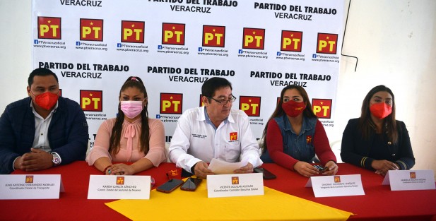 En su tradicional conferencia de martes de garnachas Vicente Aguilar Aguilar, coordinador de la comisión ejecutiva  del PT, exigió al delegado federal  que pague las cuotas de los estudiantes de nivel bachillerato y actualice y pague también la pensión para el bienestar, además de exigirle al gobernador tramite la llegada de las vacunas contra el covid-19 lo más rápido posible. 