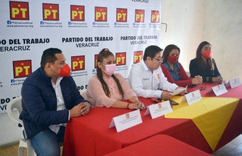 En su tradicional conferencia de martes de garnachas Vicente Aguilar Aguilar, coordinador de la comisión ejecutiva  del PT, exigió al delegado federal  que pague las cuotas de los estudiantes de nivel bachillerato y actualice y pague también la pensión para el bienestar, además de exigirle al gobernador tramite la llegada de las vacunas contra el covid-19 lo más rápido posible. 