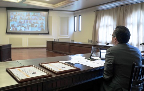 En ceremonia virtual, el gobernador Cuitláhuac García Jiménez recibió el primer lugar del Premio a la Innovación en Transparencia 2020, en la categoría estatal, por parte del Instituto Nacional de Transparencia, Acceso a la Información y Protección de Datos Personales (INAI). 