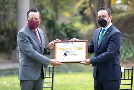 En ceremonia virtual, el gobernador Cuitláhuac García Jiménez recibió el primer lugar del Premio a la Innovación en Transparencia 2020, en la categoría estatal, por parte del Instituto Nacional de Transparencia, Acceso a la Información y Protección de Datos Personales (INAI). 