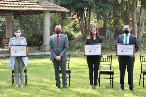 En ceremonia virtual, el gobernador Cuitláhuac García Jiménez recibió el primer lugar del Premio a la Innovación en Transparencia 2020, en la categoría estatal, por parte del Instituto Nacional de Transparencia, Acceso a la Información y Protección de Datos Personales (INAI). 