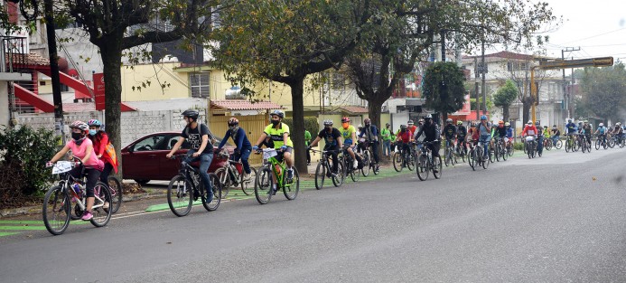 Alrededor de cien ciclistas se dieron cita para esta rodada que tenía como propósito reconocer la ciclovía y hacer recomendaciones a la obra cuya operación iniciará en los primeros días de marzo, según anunció el Ayuntamiento de Xalapa. 