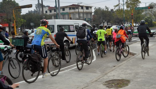Alrededor de cien ciclistas se dieron cita para esta rodada que tenía como propósito reconocer la ciclovía y hacer recomendaciones a la obra cuya operación iniciará en los primeros días de marzo, según anunció el Ayuntamiento de Xalapa. 