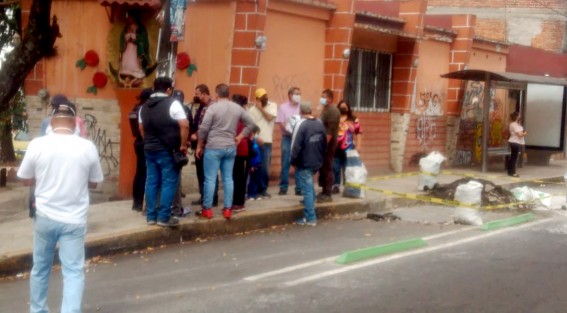 En las equina que forma la avenida Ruiz Cortines y Mártires del 28 de agosto, un pequeño grupo de vecinos intentaron manifestarse nuevamente contra el proyecto de la ciclovía, pero debido a que no se juntaron muchos, decidieron suspender la manifestación.