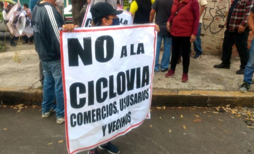 En las equina que forma la avenida Ruiz Cortines y Mártires del 28 de agosto, un pequeño grupo de vecinos intentaron manifestarse nuevamente contra el proyecto de la ciclovía, pero debido a que no se juntaron muchos, decidieron suspender la manifestación.