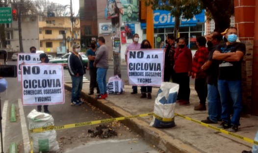 En las equina que forma la avenida Ruiz Cortines y Mártires del 28 de agosto, un pequeño grupo de vecinos intentaron manifestarse nuevamente contra el proyecto de la ciclovía, pero debido a que no se juntaron muchos, decidieron suspender la manifestación.