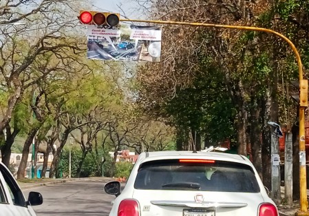Luego de las manifestaciones en pro y contra del proyecto de la ciclovía de la administración del alcalde de Xalapa Hipólito  Rodríguez  ya fueron colocadas unas pequeñas lonas en los semáforos de la facultad de medicina  que indican que se modificará lo ya terminado para que los vehículos también se puedan estacionar.   